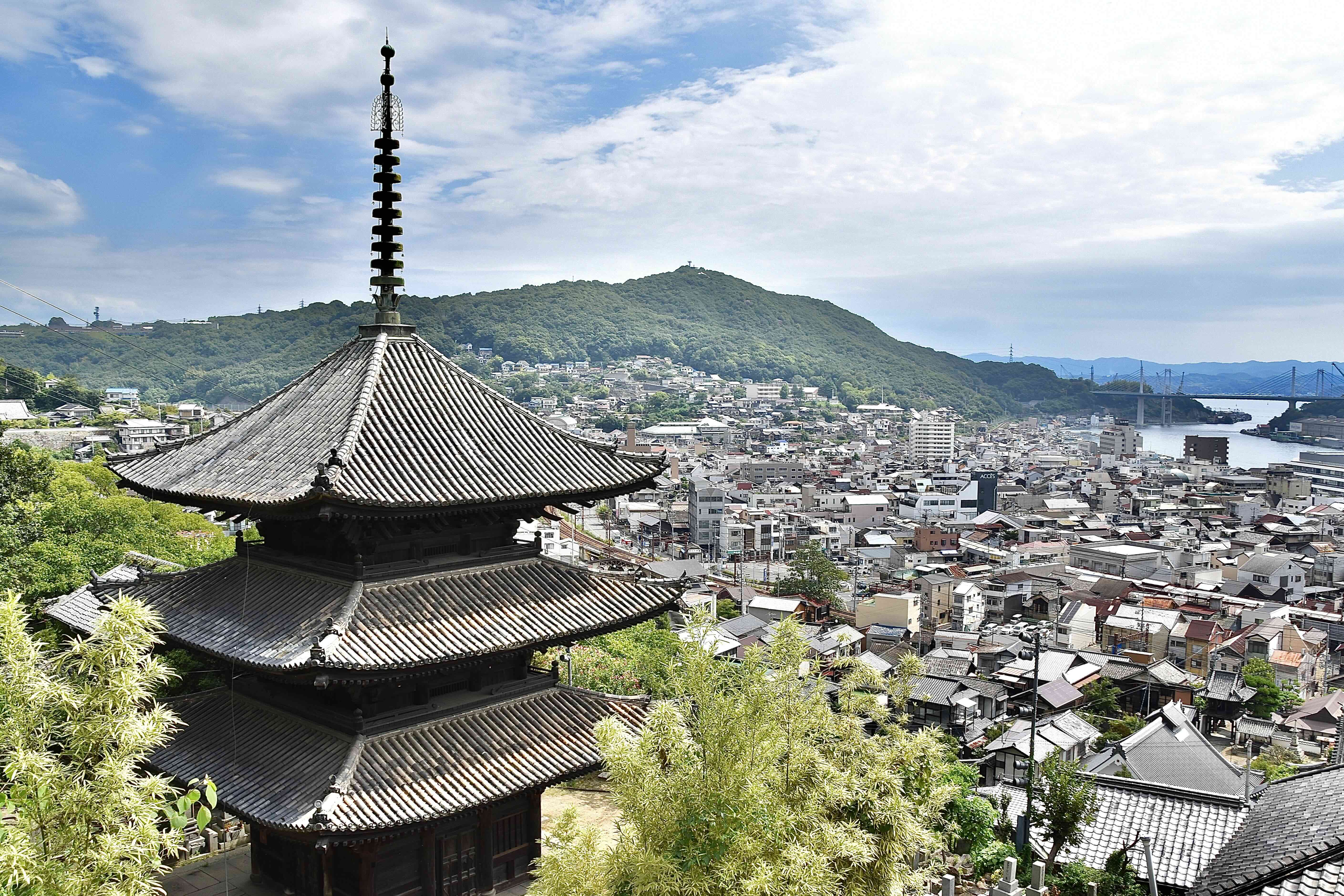 天寧寺三重塔越しに見る尾道の街並み