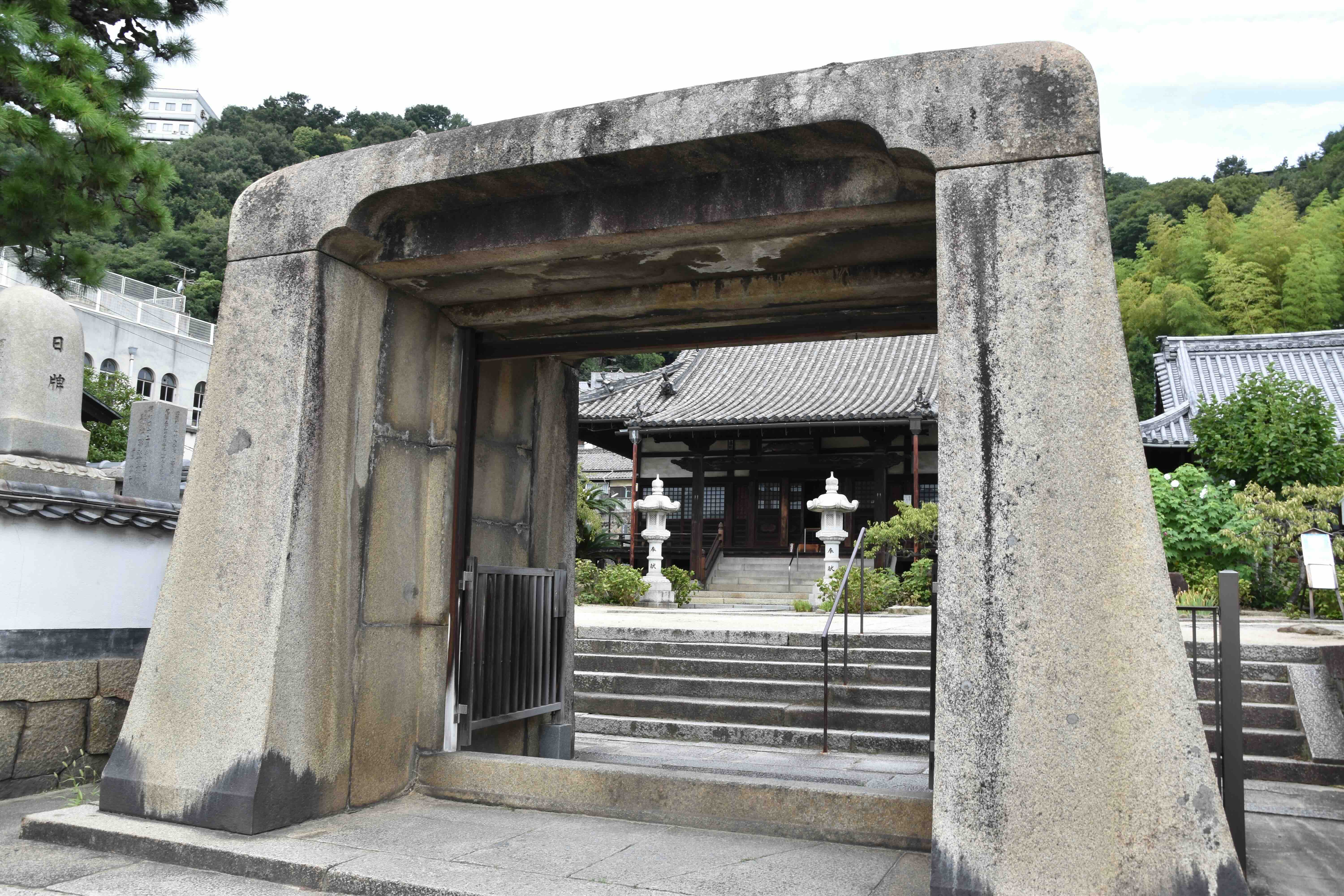 持光寺石門